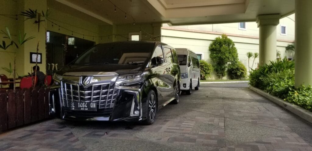 Perbandingan Detail: Sewa Alphard vs Sewa Hiace